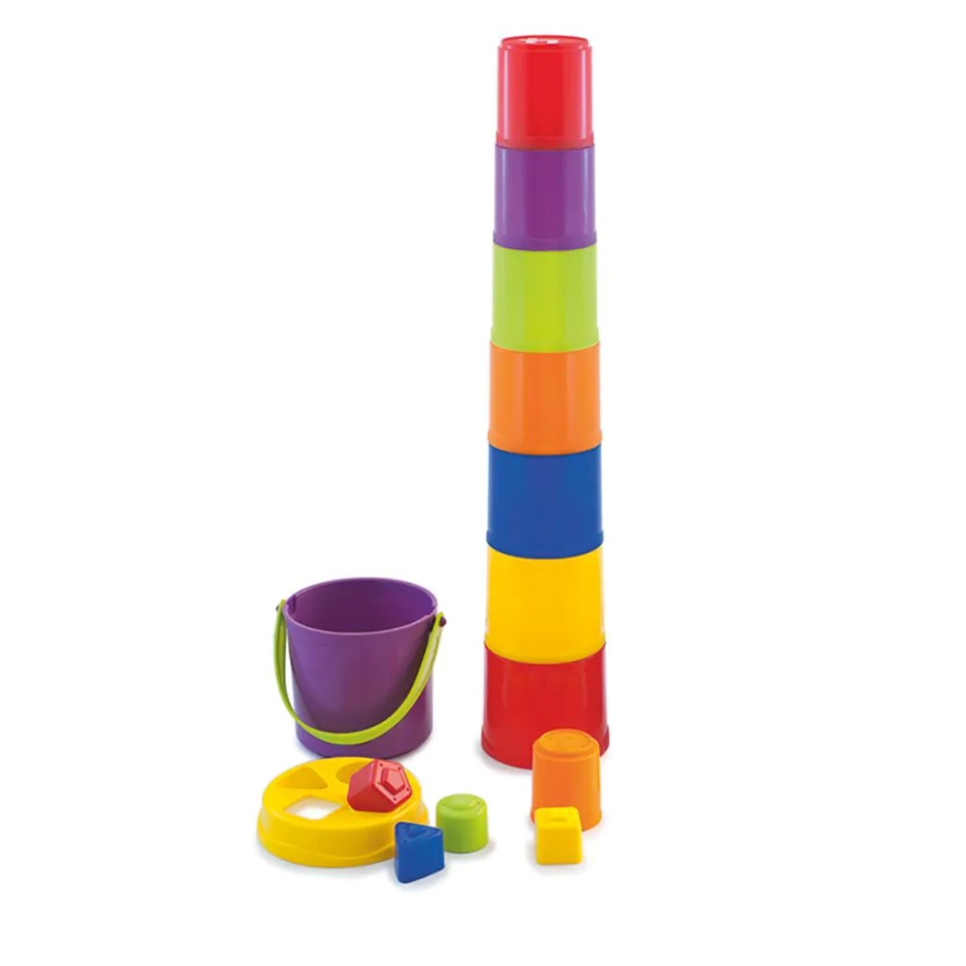 Brinquedos de plástico coloridos empilháveis e de formas geométricas