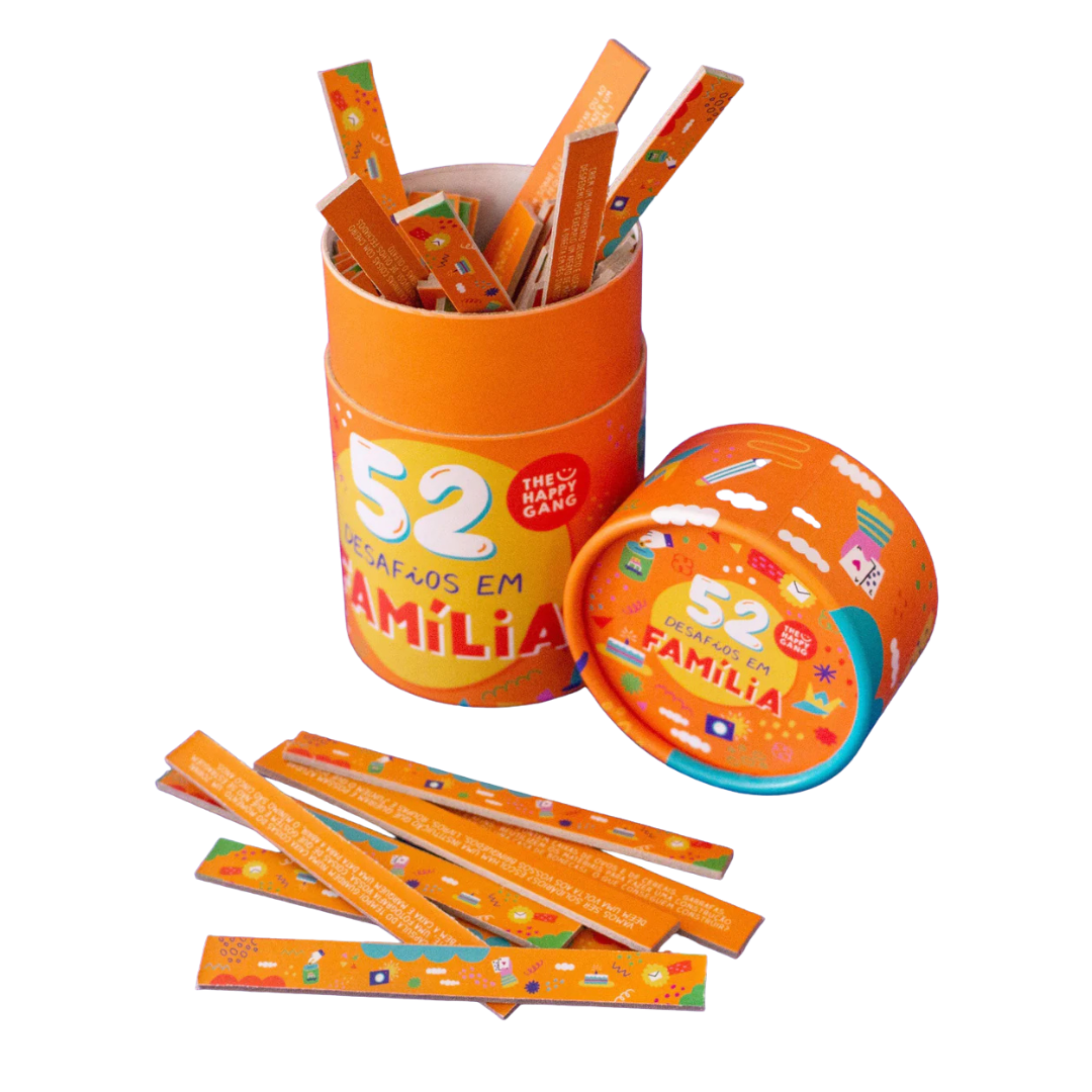 Embalagem cilíndrica laranja com 52 desafios em família.