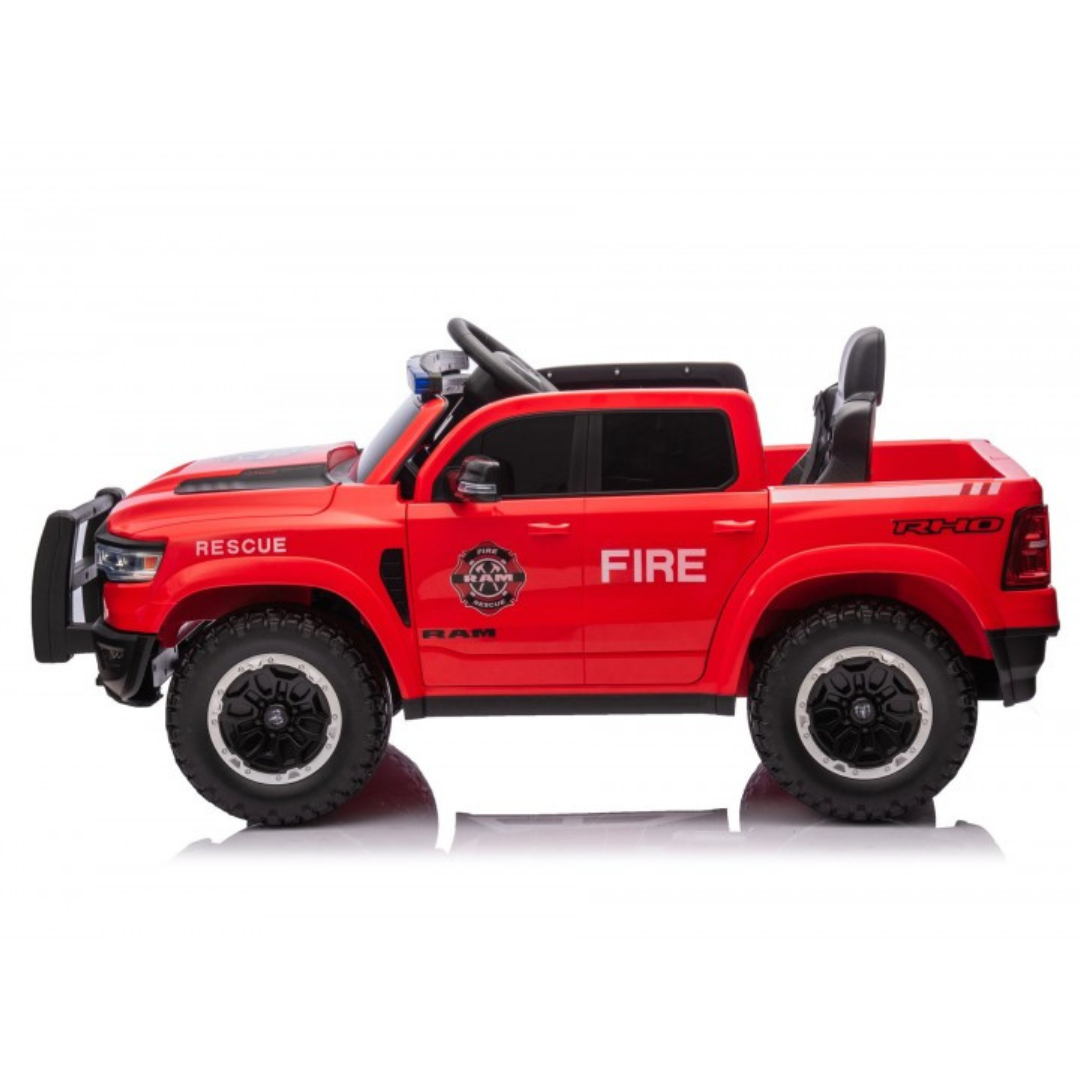 Carrinho de brinquedo vermelho em forma de camião de bombeiros