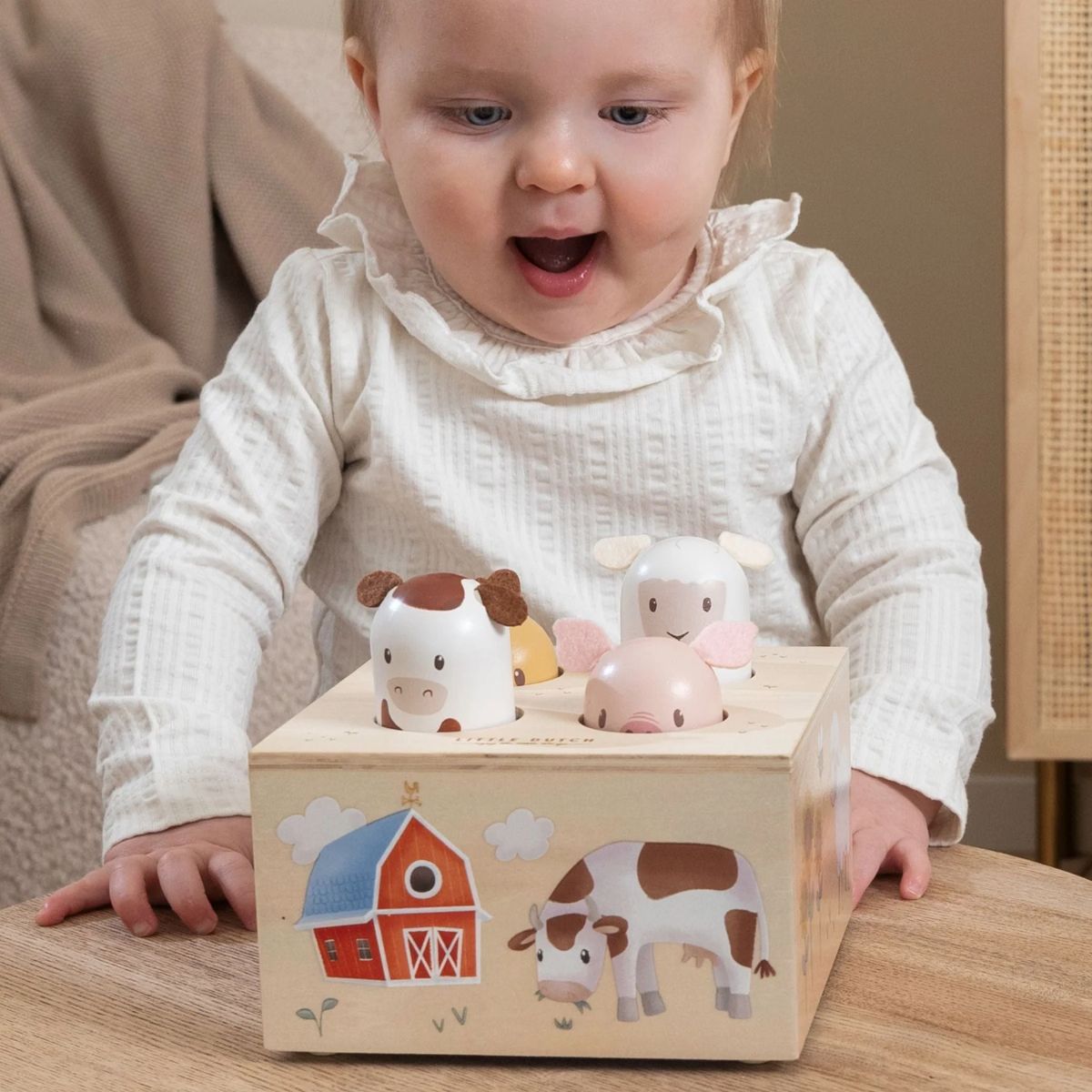 Brinquedo de madeira com animais da quinta e criança a brincar