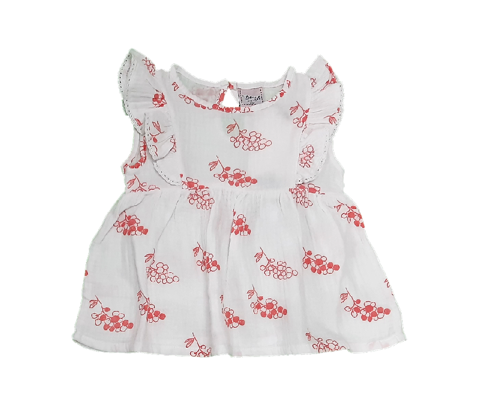 Blusa branca de criança com padrão de frutos vermelhos e folhos nas mangas