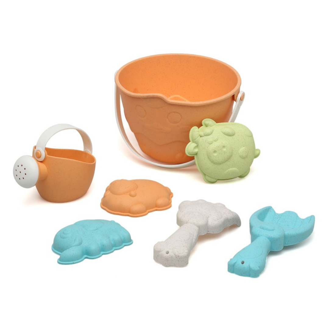 Conjunto de balde e regador de plástico e moldes coloridos sobre fundo branco