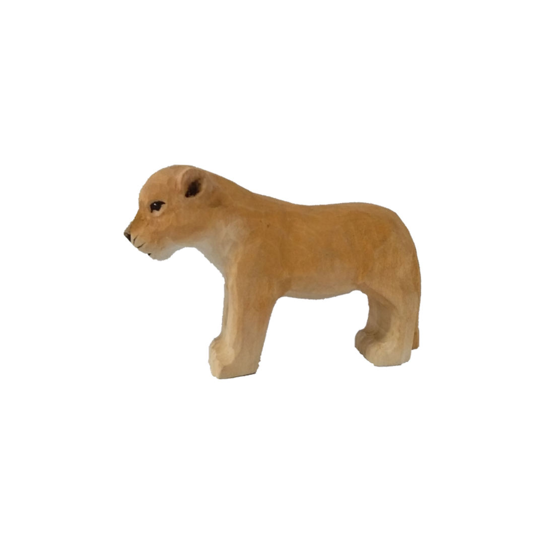 Estatueta de leão em madeira castanha e bege vista de lado