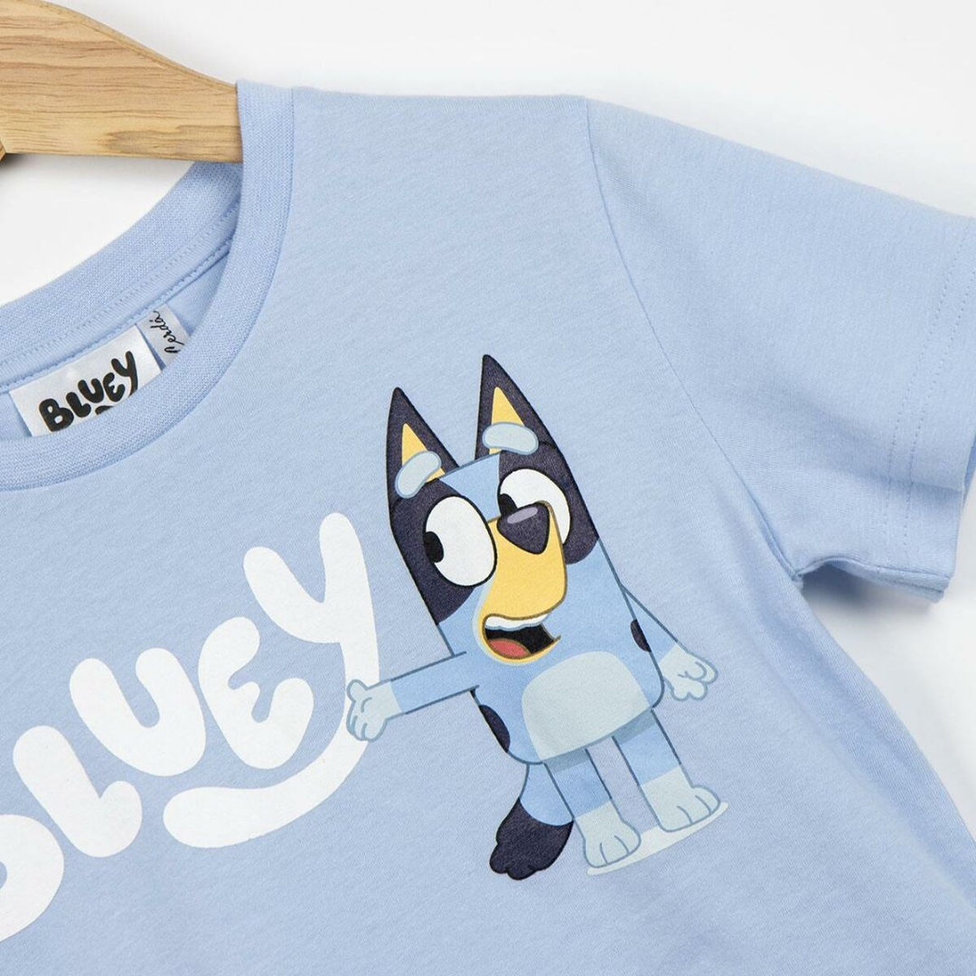 T-shirt azul clara infantil com estampa do personagem Bluey