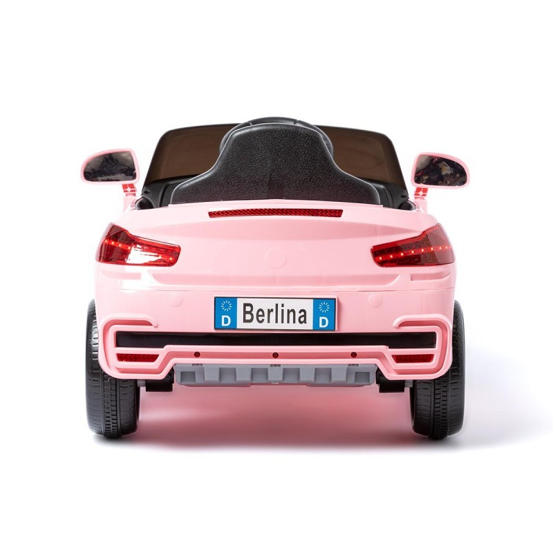 Carro de brinquedo elétrico cor de rosa visto de trás com matrícula Berlina