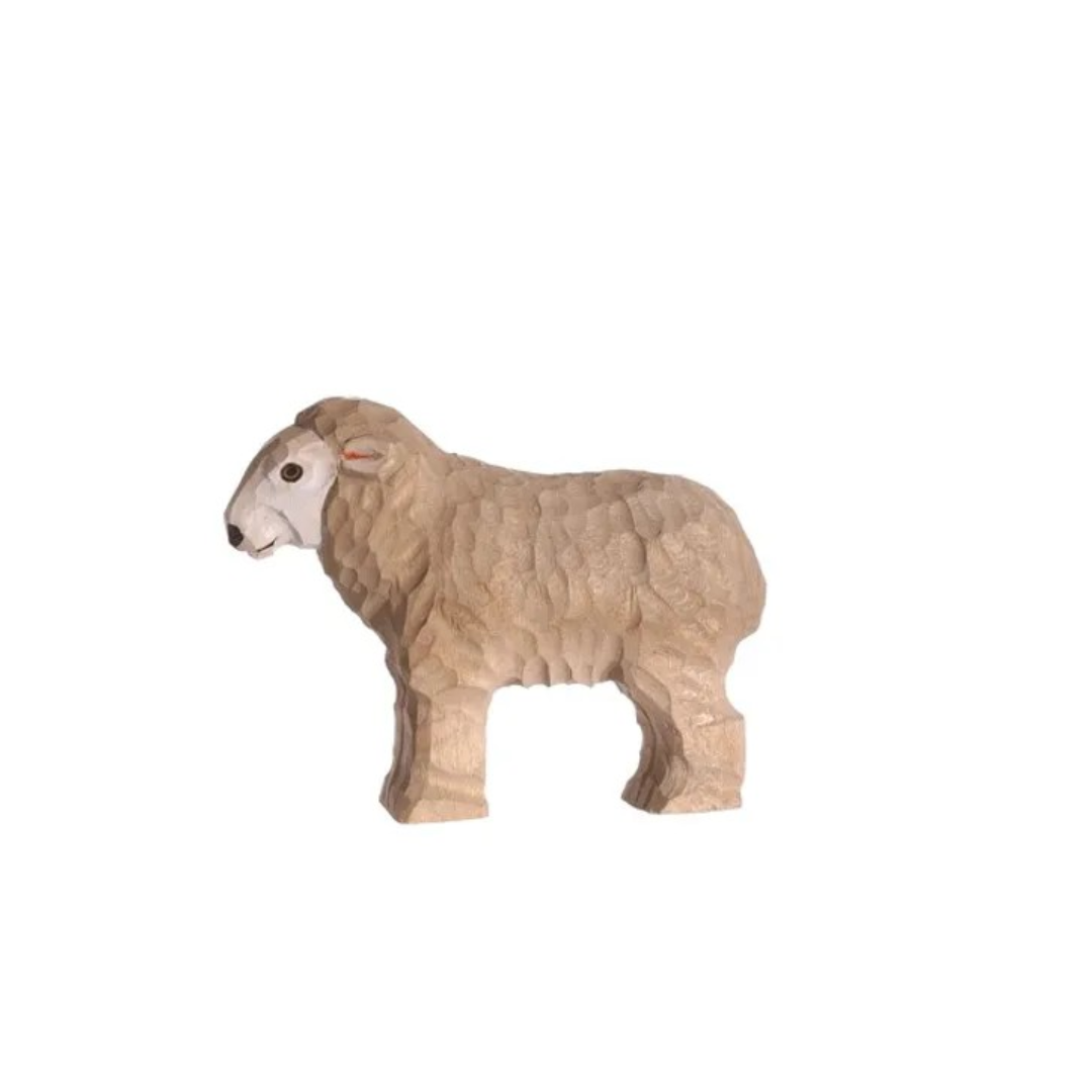 Figura de ovelha esculpida em madeira castanha clara