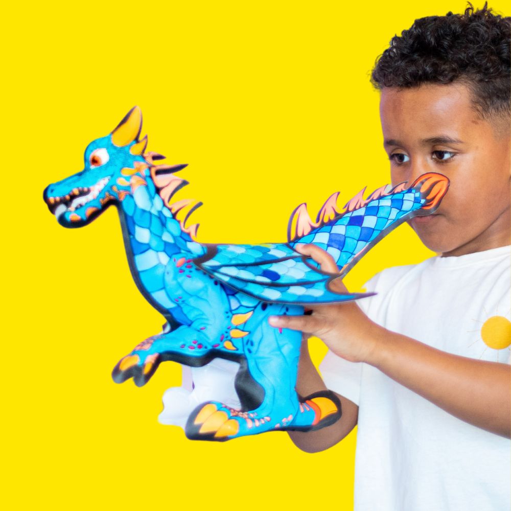 Brinquedo inflável de dragão azul segurado por menino