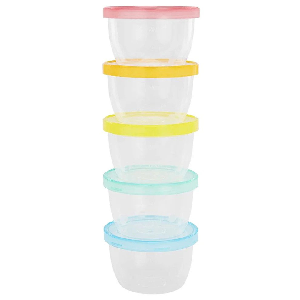 Cinco recipientes plásticos transparentes com tampas coloridas empilhados