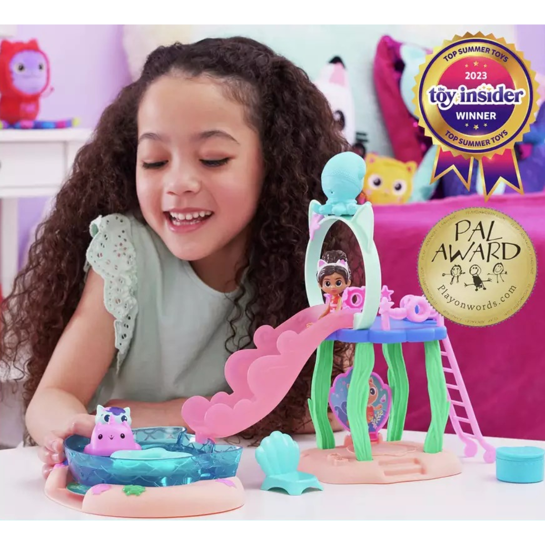 Brinquedo marinho colorido com escorrega e figuras infantis