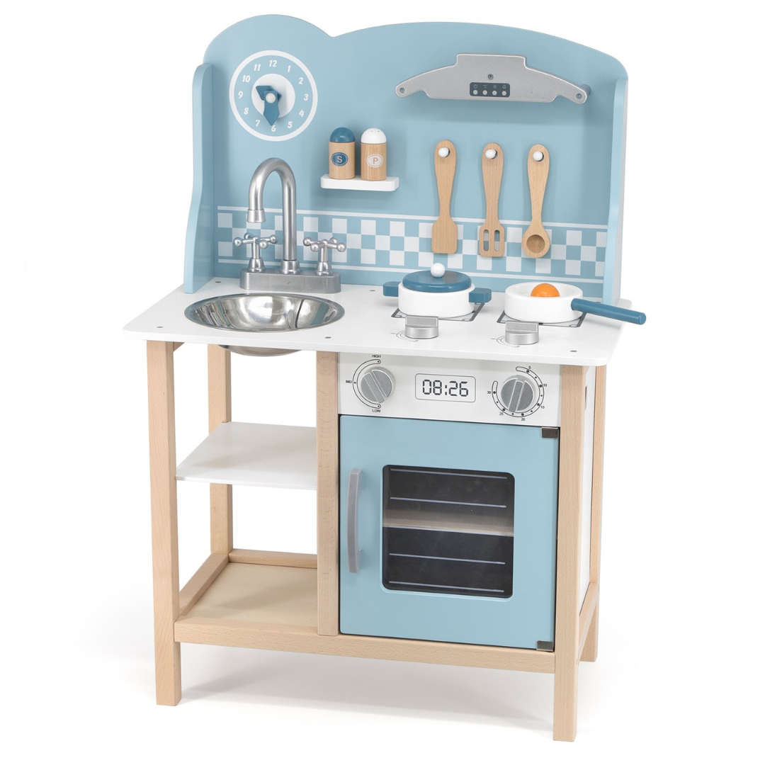 Mini cozinha de brincar em madeira com torneira metálica, fogões, utensílios de cozinha e forno azul claro.
