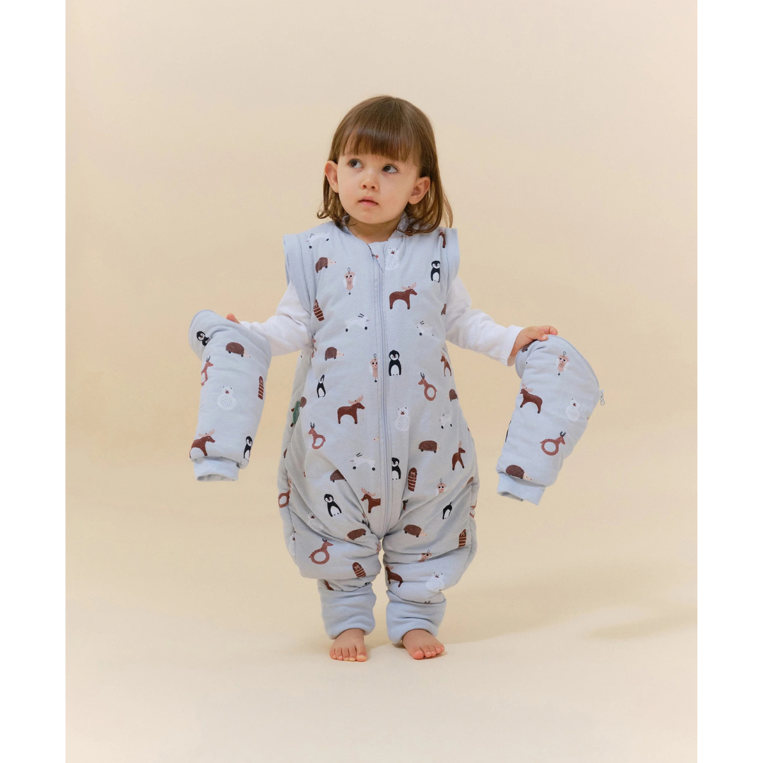 criança com saco de dormir cinza claro estampado