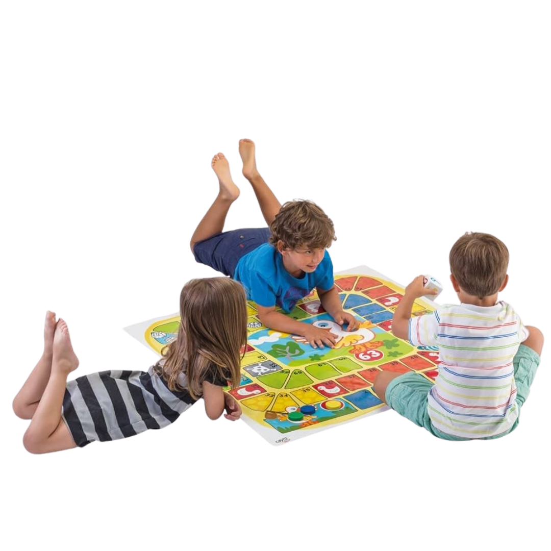 Três crianças jogando jogo de tabuleiro colorido no chão
