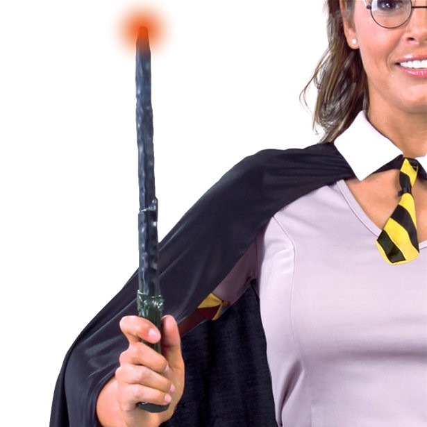 Pessoa com capa preta e varinha com ponta luminosa