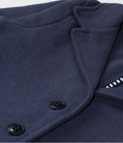 Casaco azul-marinho de malha com botões pretos e forro de riscas