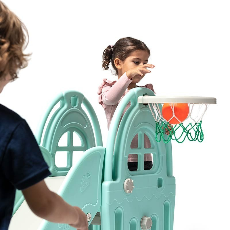 Escorrega infantil verde água com cesta de basquetebol e bola laranja