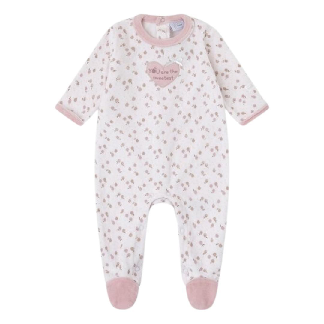 Pijama de bebé branco com padrão pequeno e detalhes cor-de-rosa