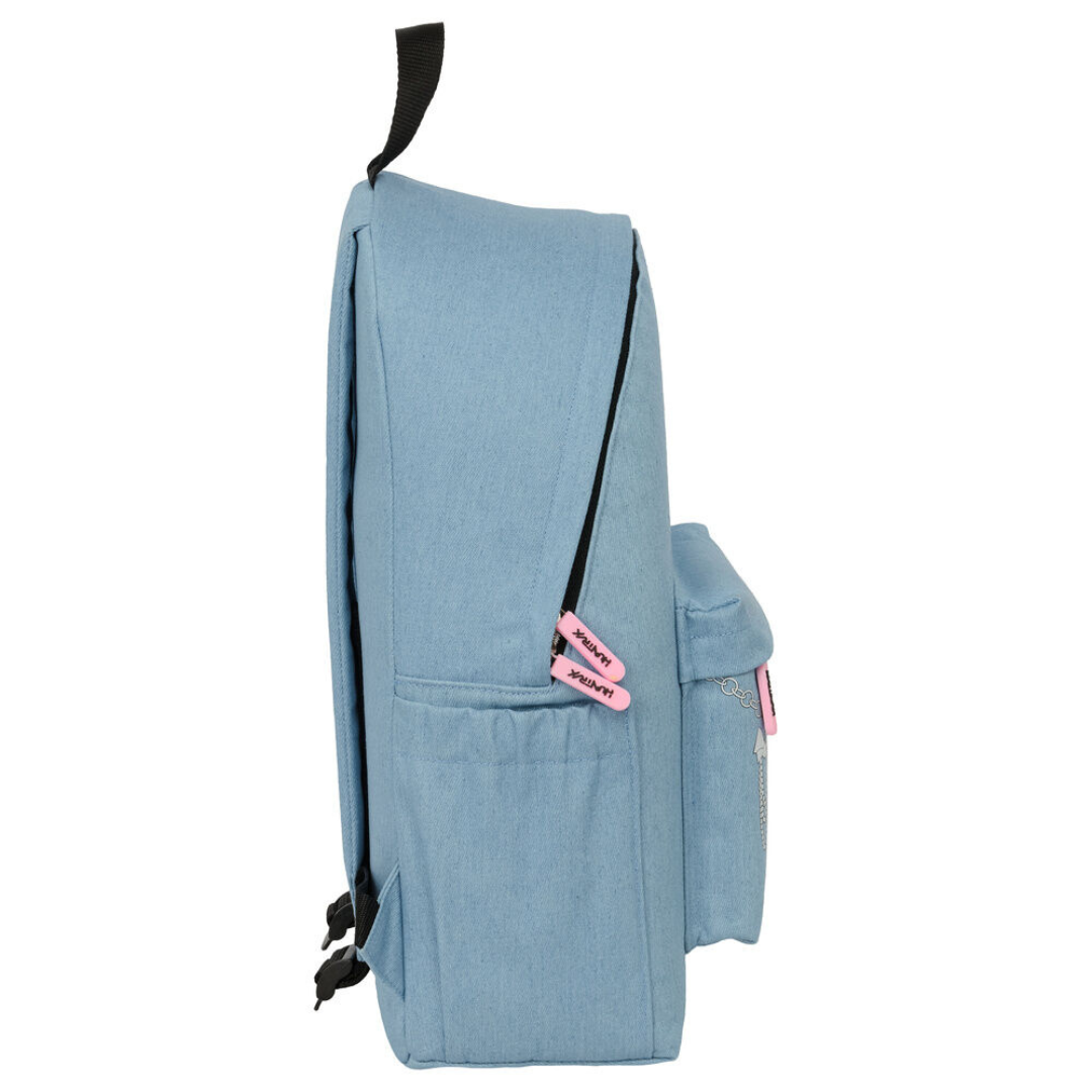 Mochila azul claro vista de lado com fechos rosa e preto