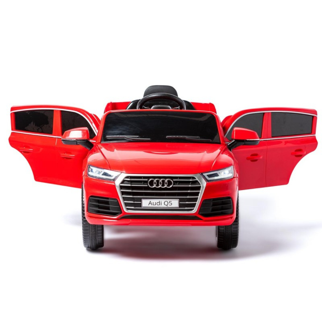 Carro de brincar vermelho Audi Q5 com portas abertas em fundo branco