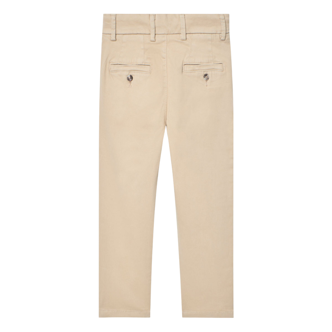 Calças bege claras vistas de costas com bolsos e botões