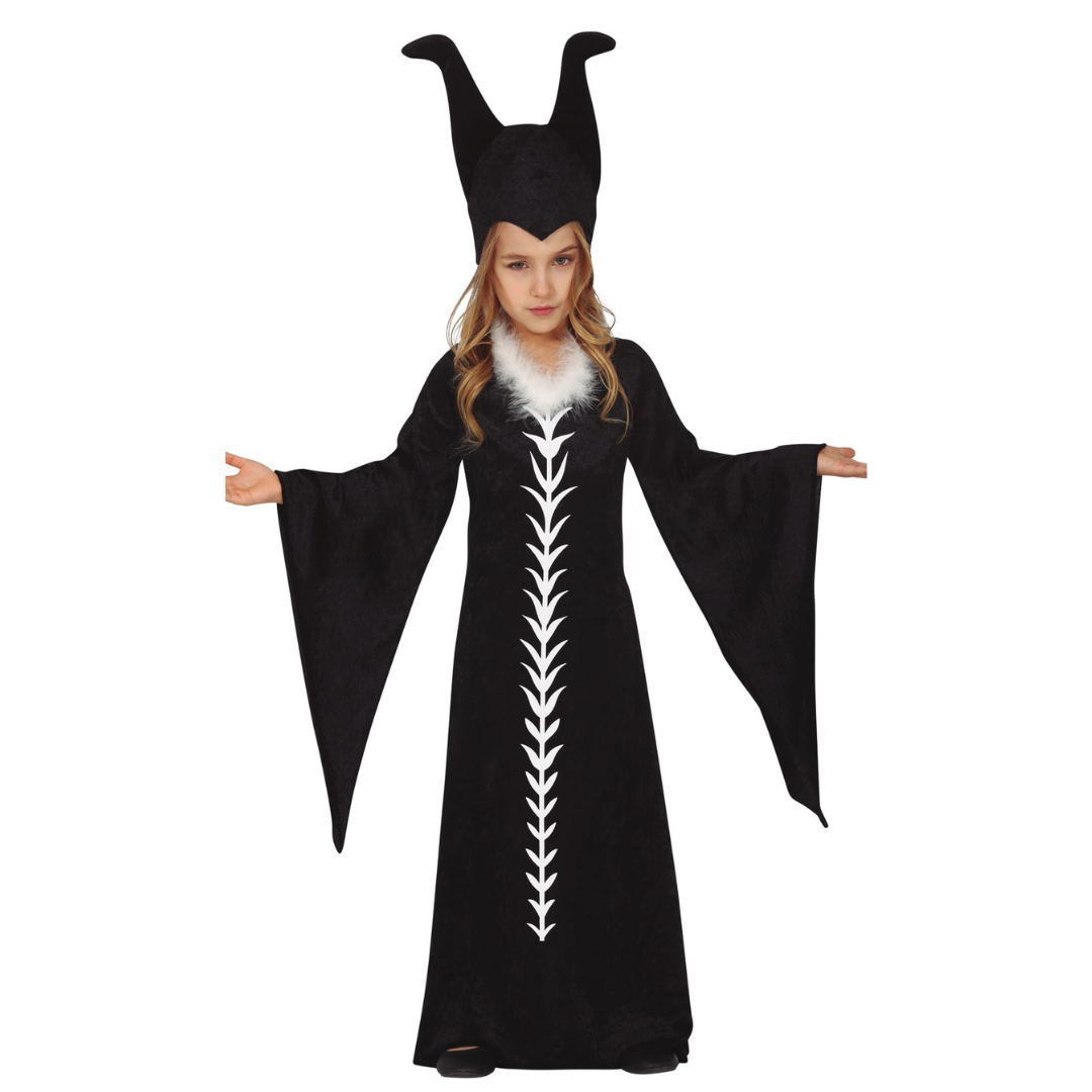 Criança com vestido preto longo com padrão branco e chapéu pontiagudo preto