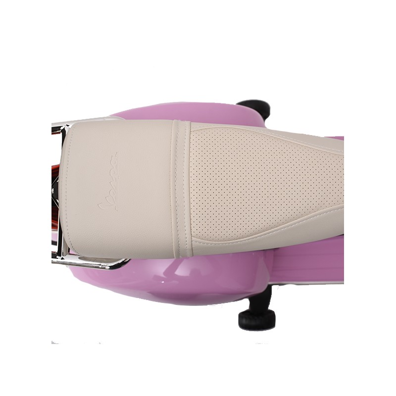 Assento de motocicleta bege sobre estrutura rosa com suporte metálico cromado