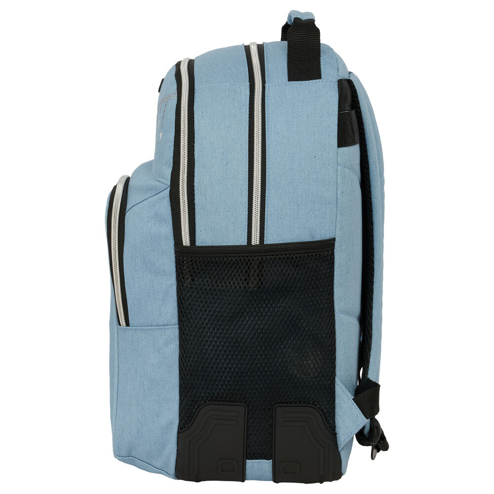 Mochila azul clara com bolso lateral em rede preta e fechos de correr