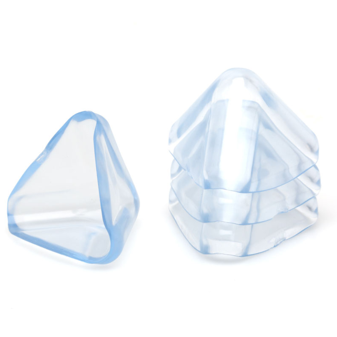 Protetores triangulares transparentes de plástico sobre fundo branco