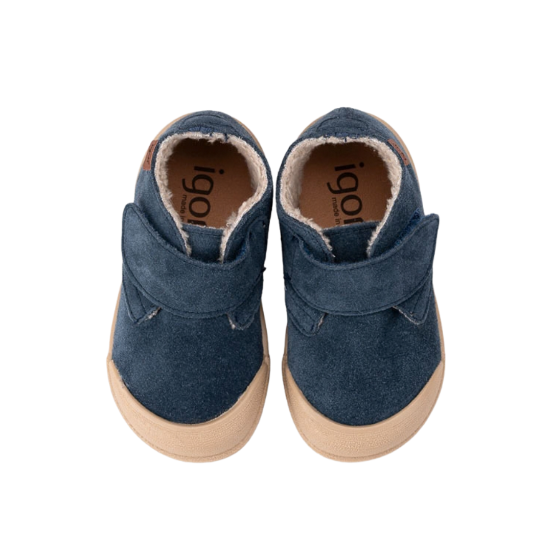 Sapatos de criança azuis com solas bege e velcro
