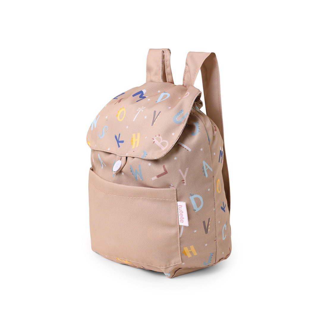 Mochila bege com padrão de letras coloridas e bolso frontal