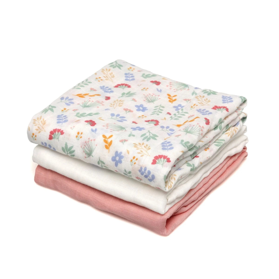 Três panos de tecido dobrados com padrão floral, branco e rosa