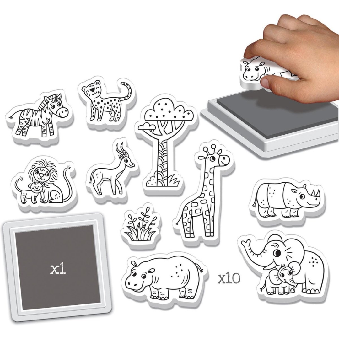 Carimbos de madeira com desenhos em preto e branco de animais da savana e texto x1 e x10, com mão a usar carimbo.