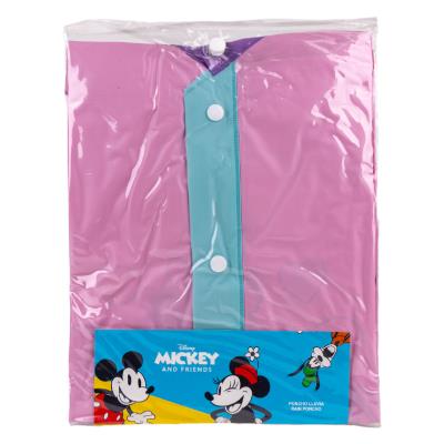 Camisola rosa com pala azul claro e botões brancos embalada em plástico com etiqueta Disney Mickey.