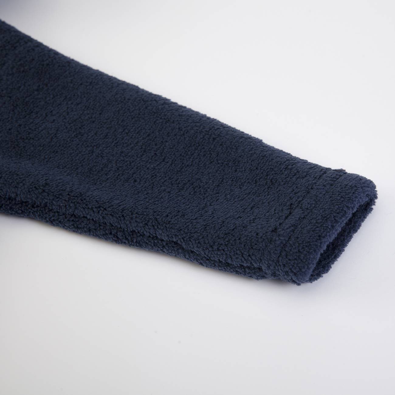 Manga de peça de roupa azul escuro em tecido felpudo