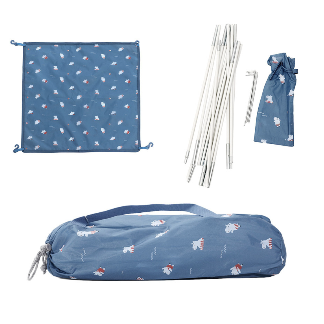 Conjunto de tenda azul com padrão de animais e componentes separados