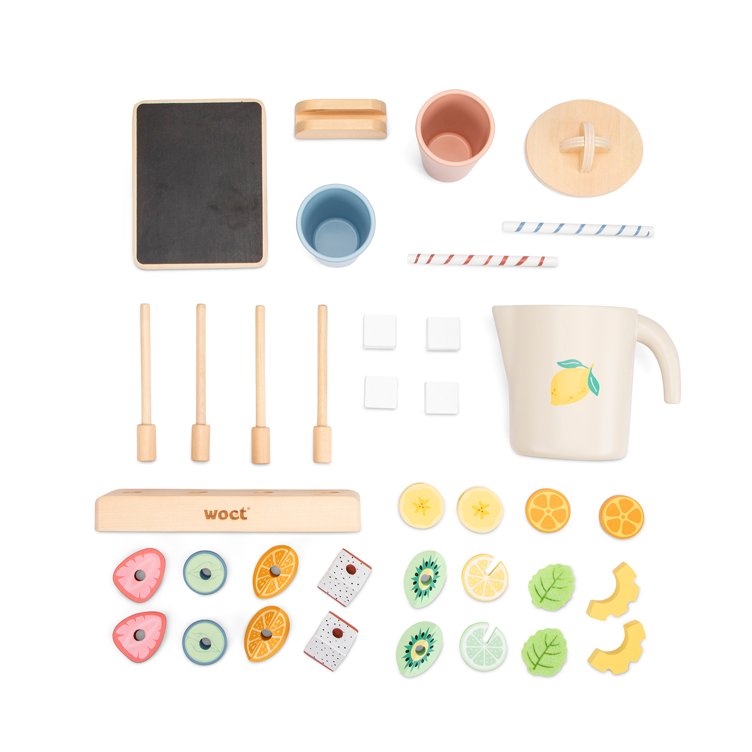 Conjunto de brinquedo de madeira com jarra branca, chávenas, tampas, paus, palhinhas e peças de fruta coloridas