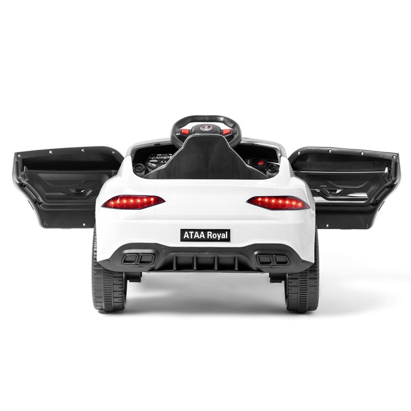 Carro elétrico infantil branco com portas abertas visto de trás