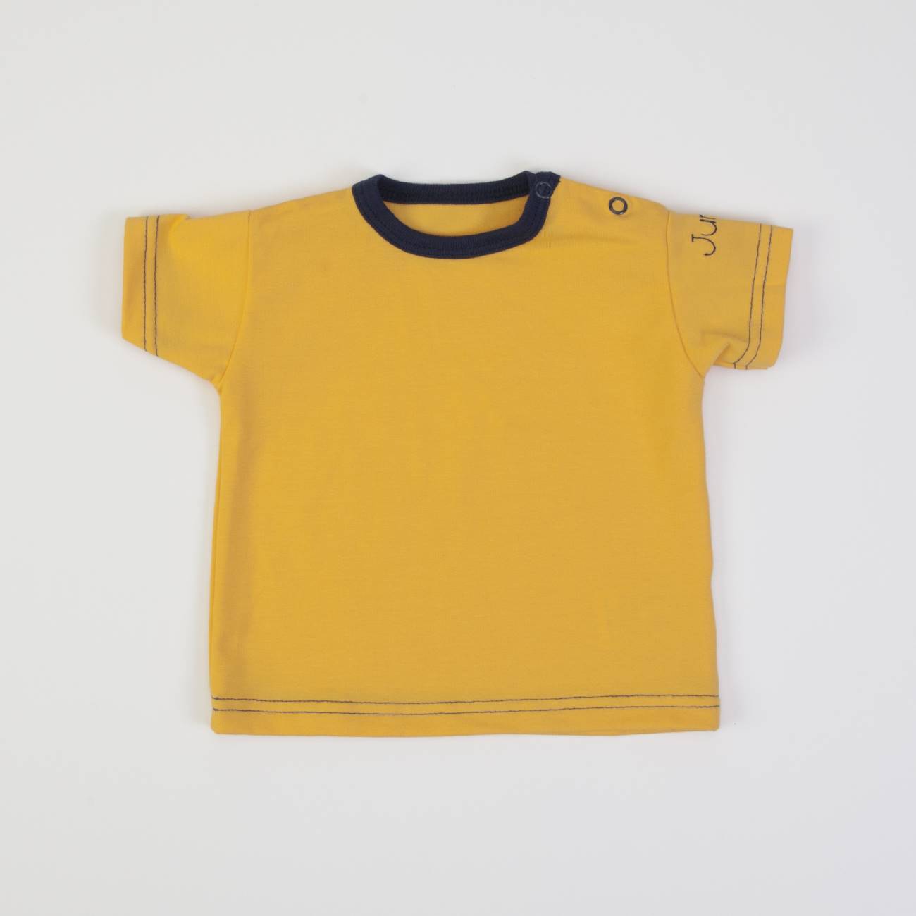 Camiseta amarela de manga curta com gola azul escura e detalhes em azul sobre fundo branco