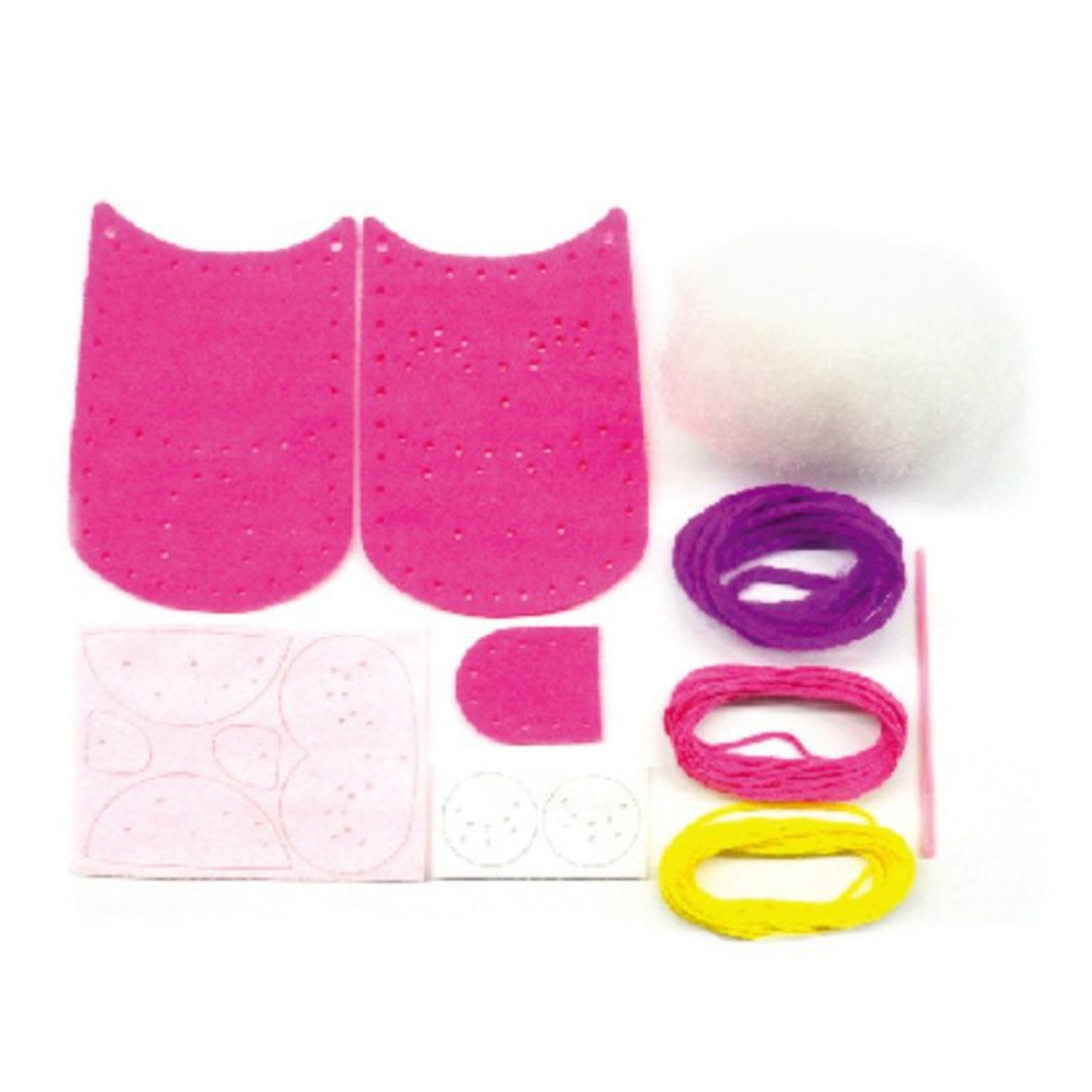 Kit de artesanato com peças de feltro rosa, enchimento branco e fios coloridos