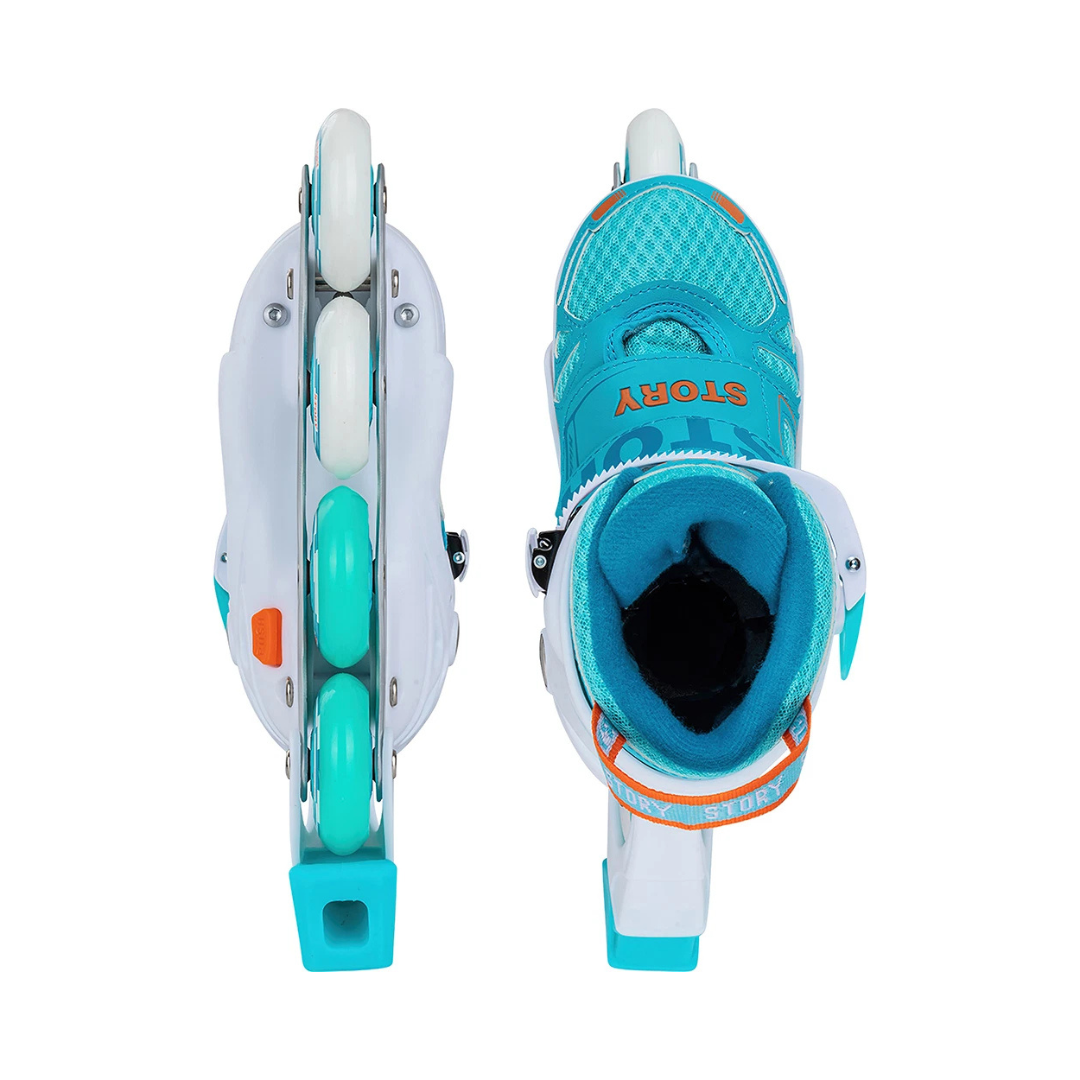 Par de patins em linha azuis e brancos com rodas e detalhes em laranja