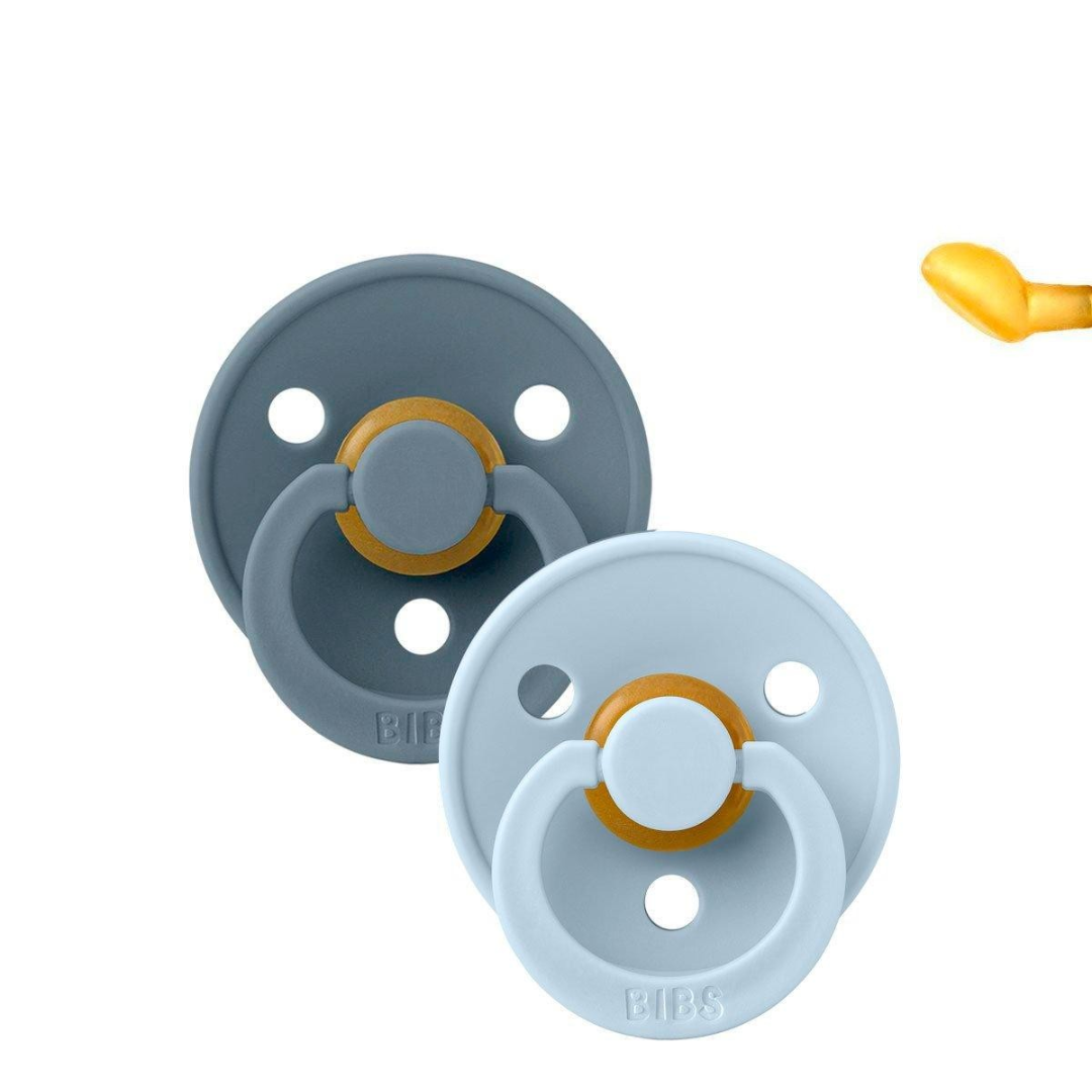 Dois chupetas BIBS cinzento escuro e azul claro, textura lisa, orifícios circulares