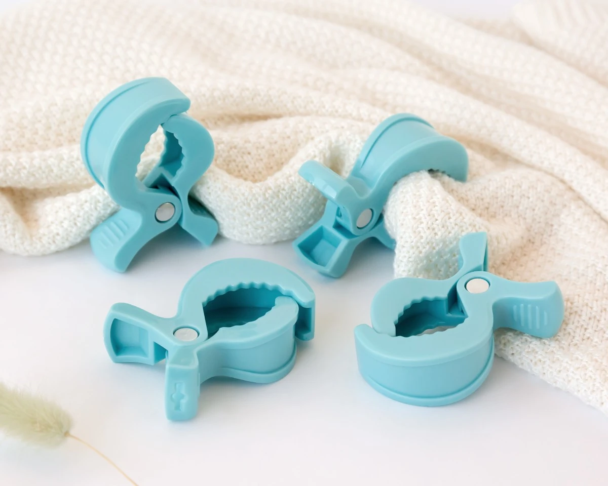 Molas de plástico azul sobre tecido bege claro