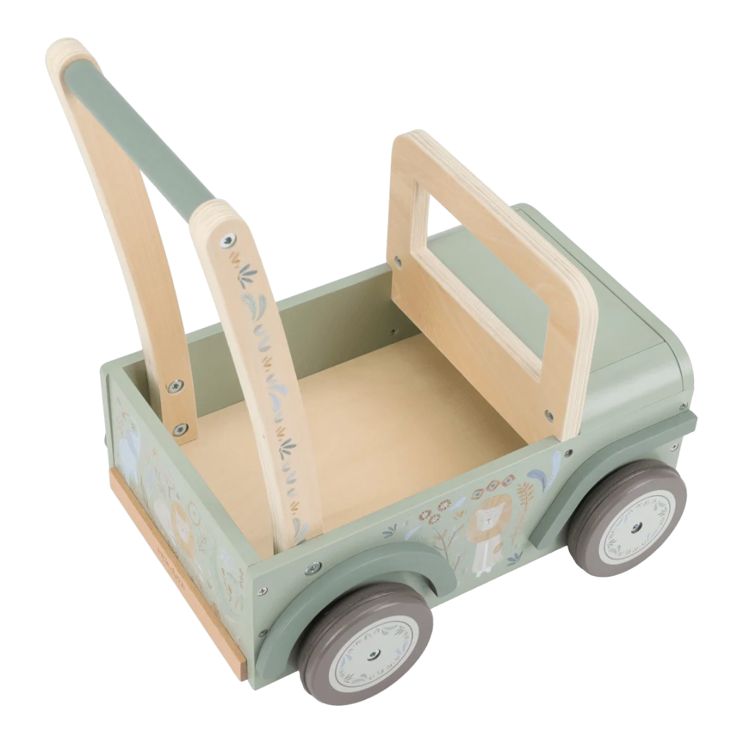 Carrinho de brinquedo em madeira verde pastel com rodas cinzentas e decoração de leão
