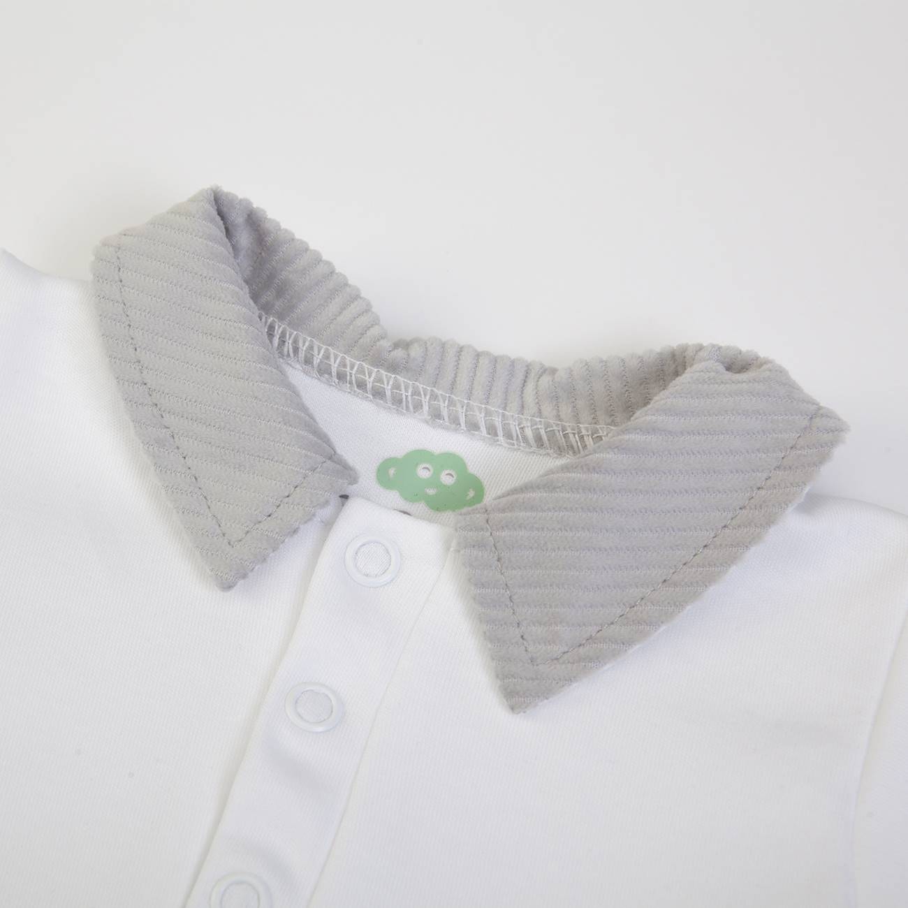 Camisa branca com gola cinza claro e botões brancos