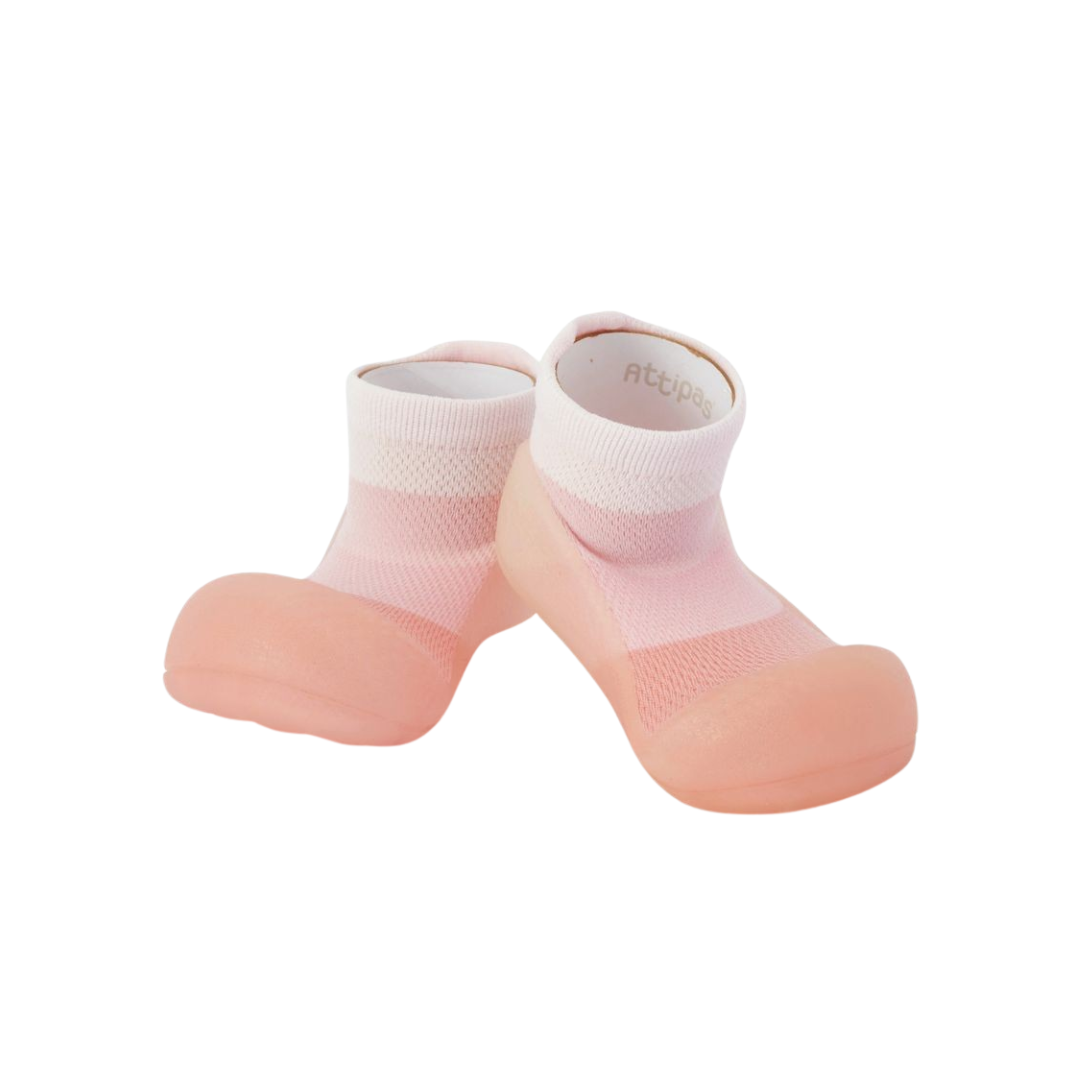 Meias com sola de borracha rosa e parte superior em tecido rosa com marca Attipas