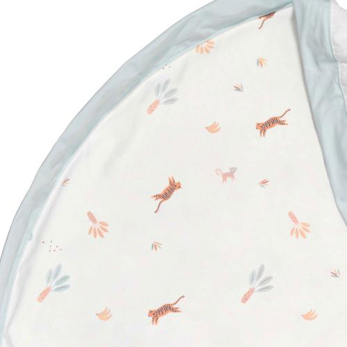 Tecido branco com padrão de tigres e elementos decorativos em tons laranja e cinza com borda cinza claro