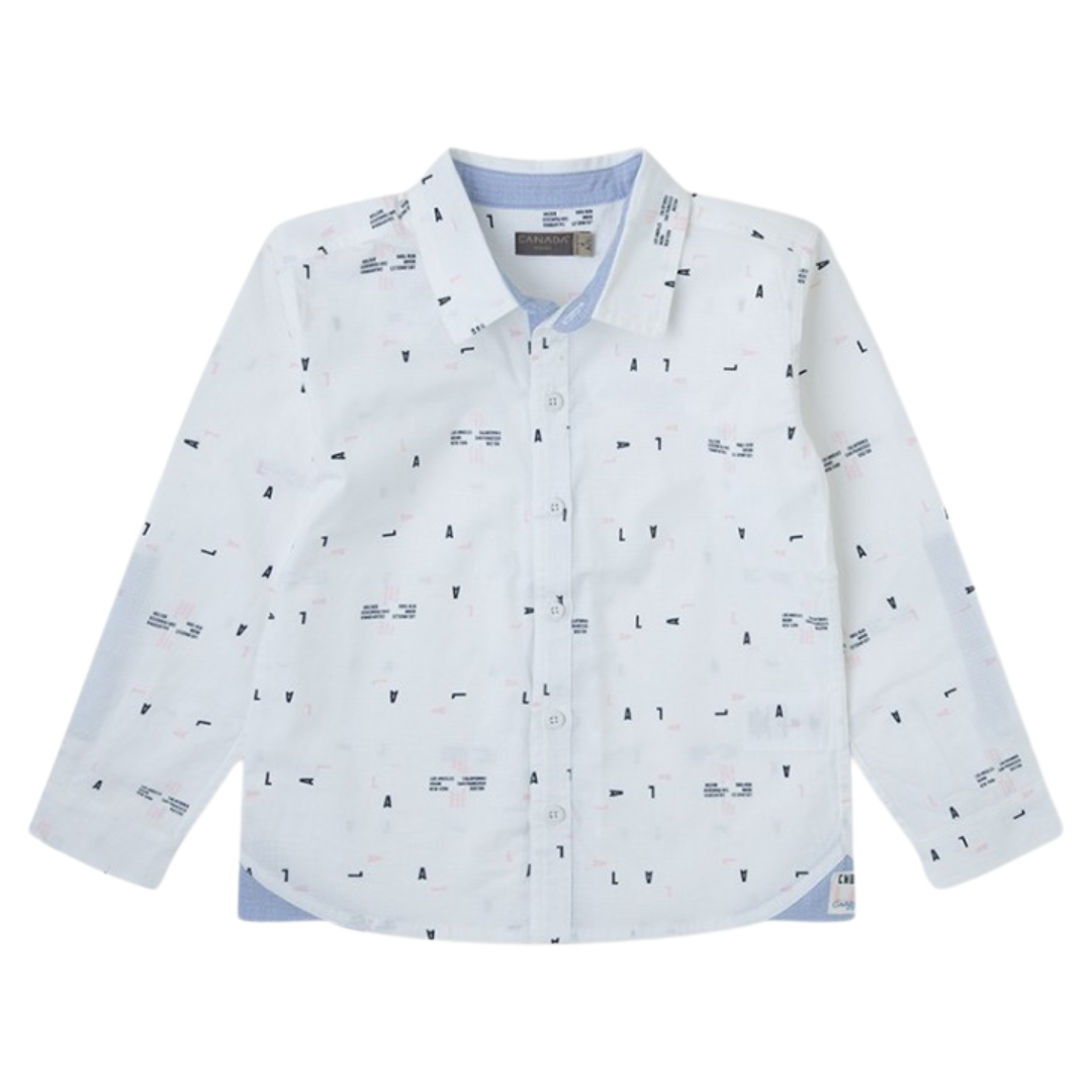 Camisa infantil branca com padrão de letras e números, gola azul e botões frontais