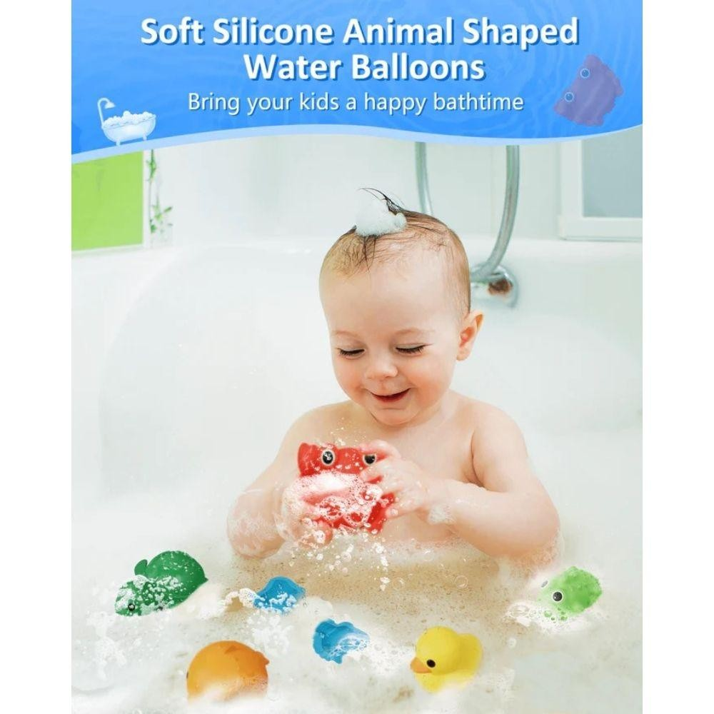 Criança na banheira a brincar com balões de água de silicone em forma de animais coloridos
