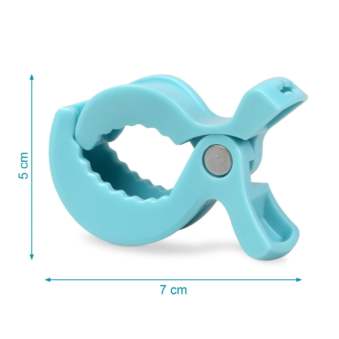 Prendedor de plástico azul claro com parte interna dentada e articulação metálica.