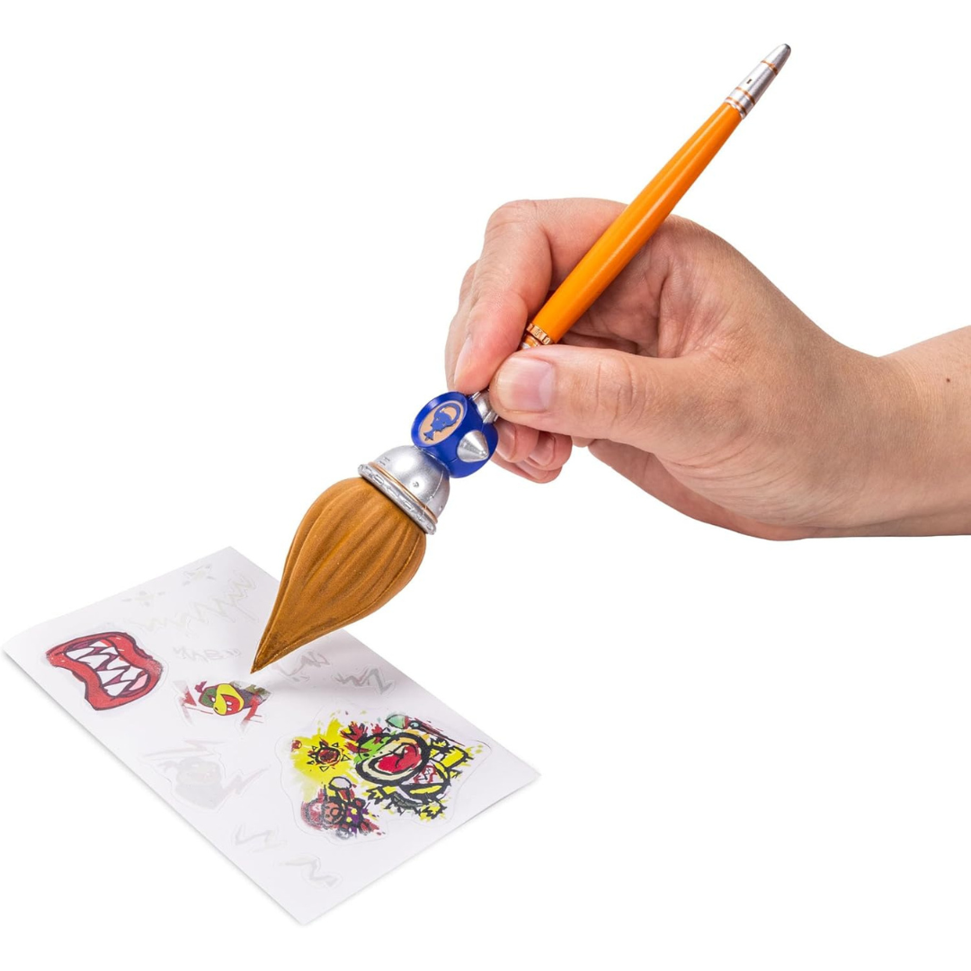 Pincel de pintura com folhas de autocolantes coloridos