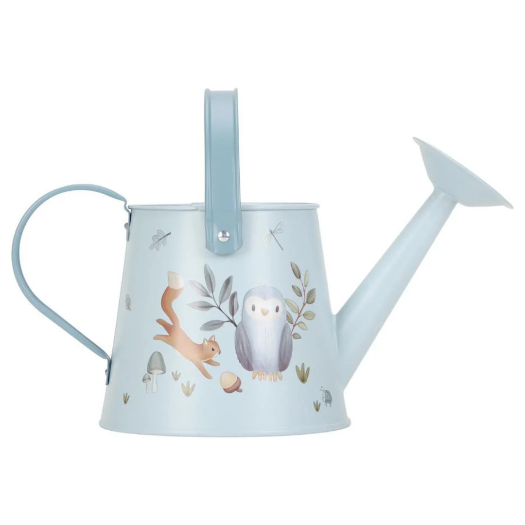 Regador azul claro com ilustrações de esquilo, coruja e elementos naturais
